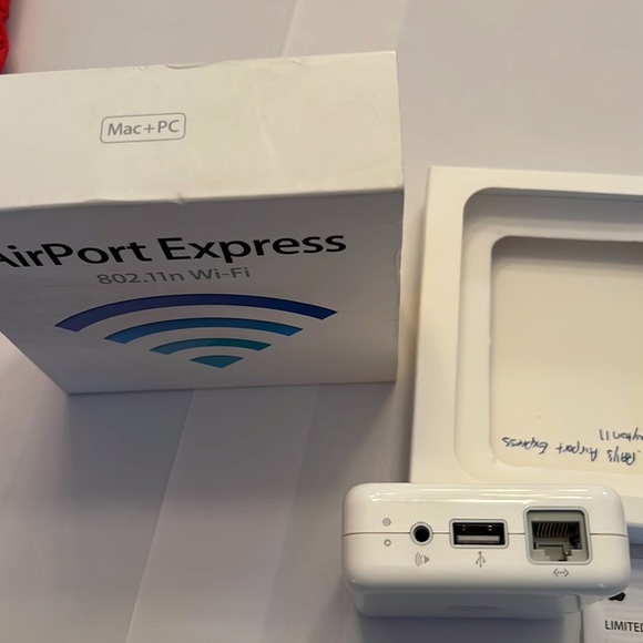 Apple AirPort Express Wireless Router 802.11n   1st Generation - Picture 6 of 9